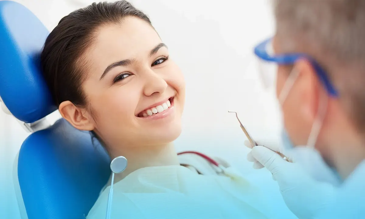 alimenti che macchiano i denti degli adolescenti