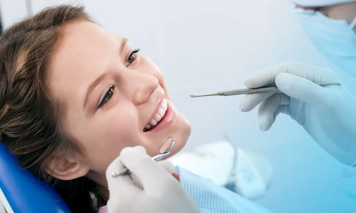 frutta che danneggia i denti degli adolescenti