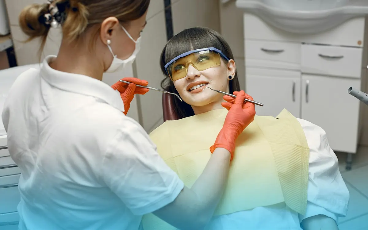 spazzolatura dei denti negli adolescenti
