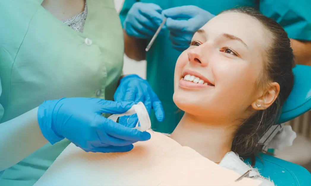 come insegnare a un adolescente a usare il filo interdentale
