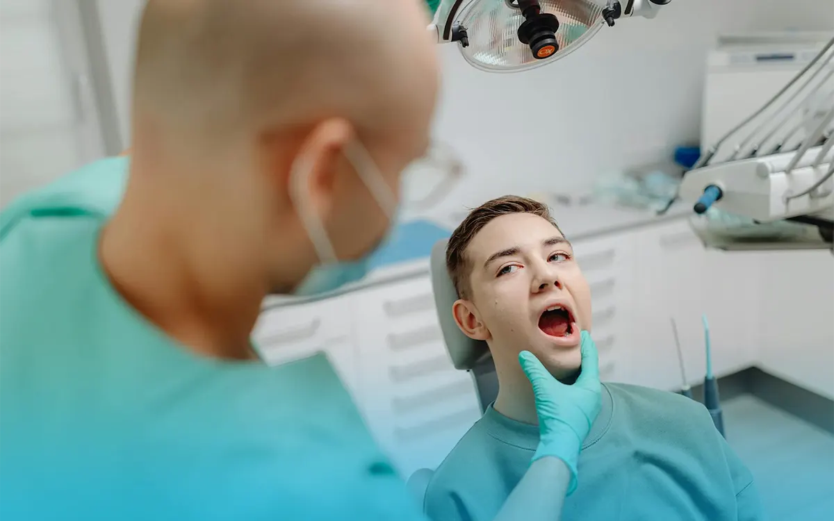 denti da latte persistenti negli adolescenti