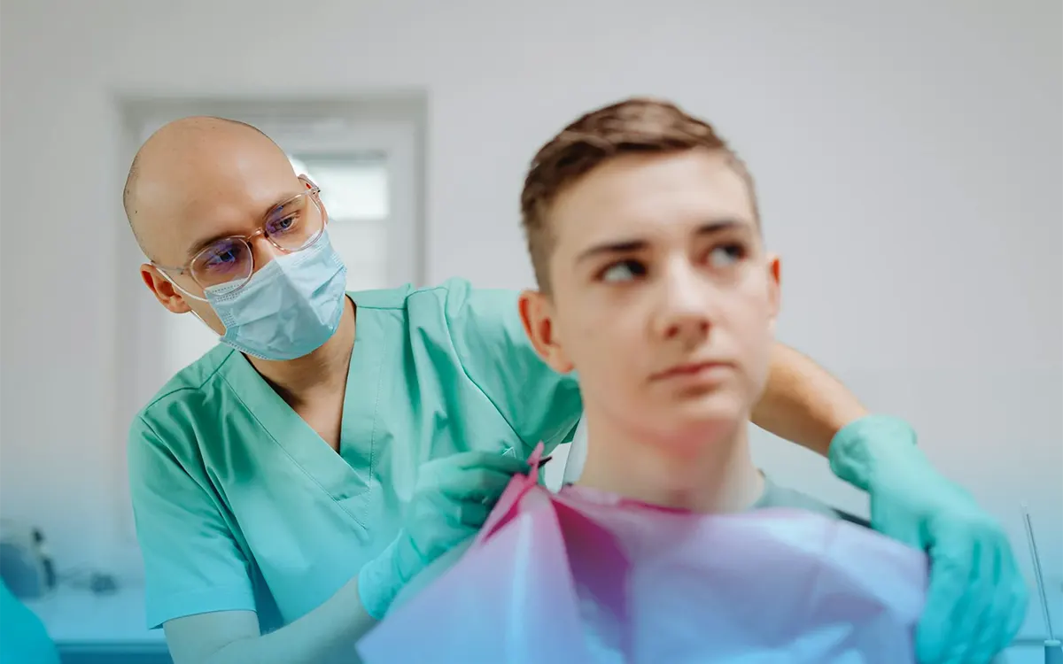 adolescente condividere spazzolino rischio