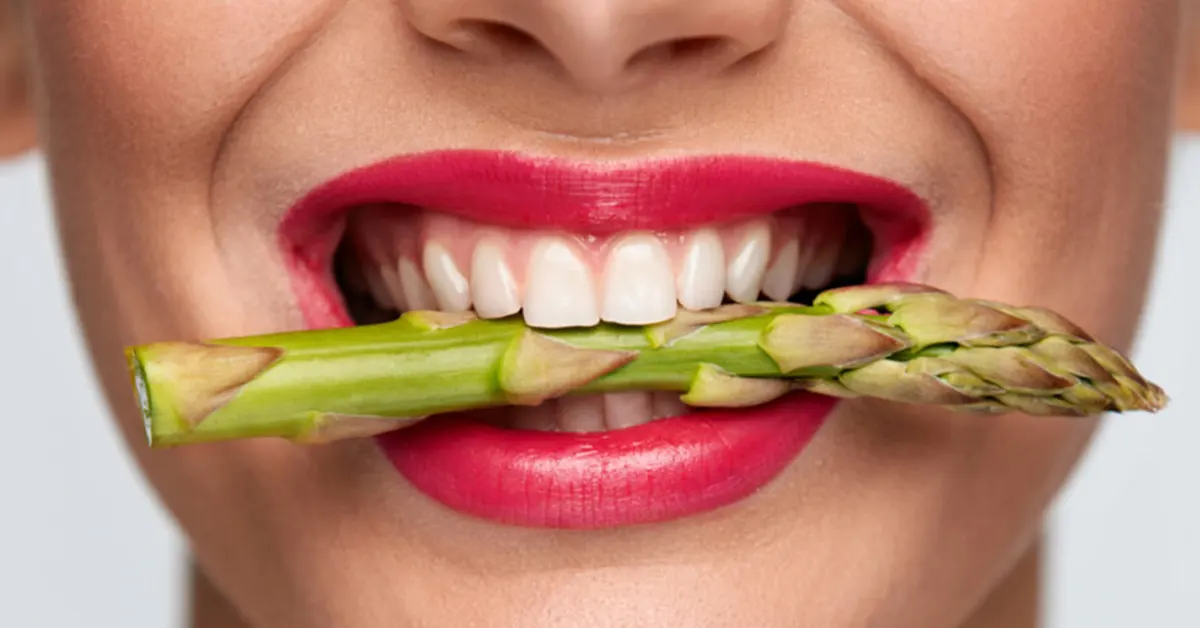 alimenti che sbiancano i denti naturalmente